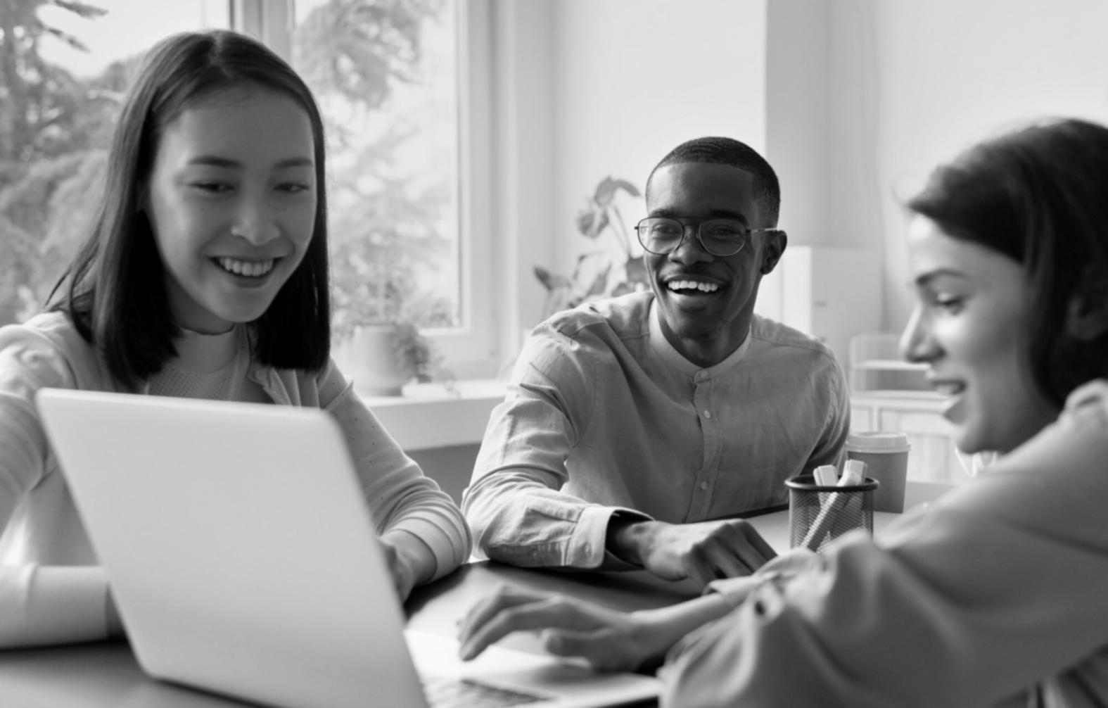 Estudiantes colaborando en análisis financiero durante sesión de evaluación